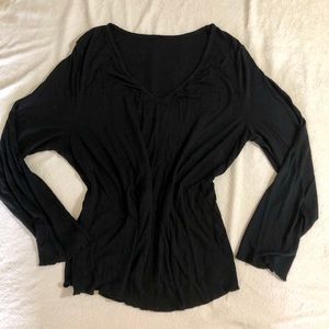 Black long sleeve v neck tee